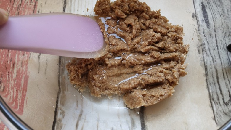全麦燕麦饼干,加入适量水,一边拌一边加不要太稀也不能太干,软硬适中成团就可以