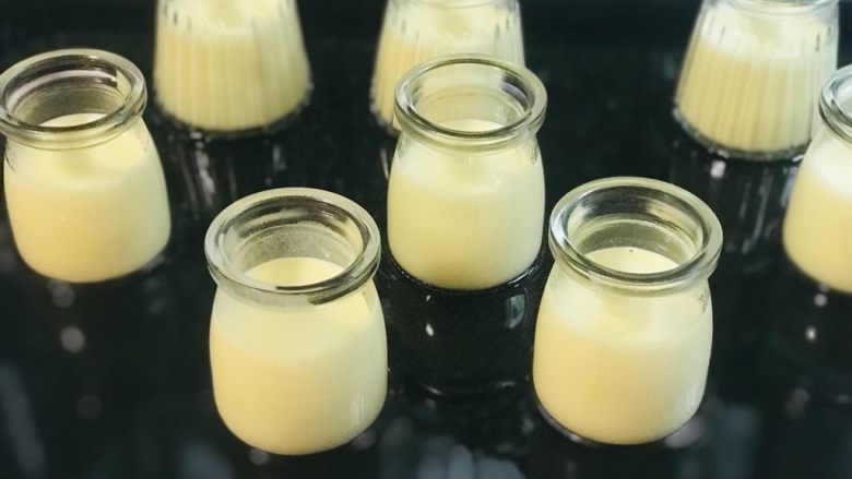 🧀️奶酪布丁🍮,将奶酪🧀️液体倒入玻璃容器内,上下火🔥160度坐水法烤50分钟。