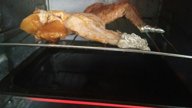蜜汁烤鸡翅,烤箱预热，上下火220℃