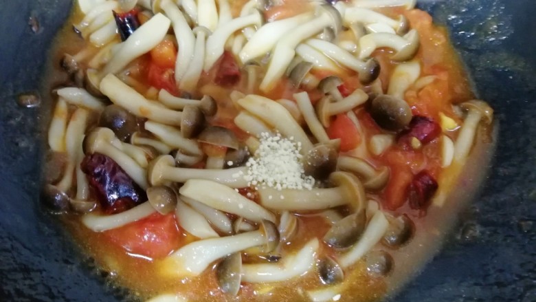 了不起的小番茄+茄汁蟹味菇,炒至汤汁浓稠,放<a style='color:red;display:inline-block;' href='/shicai/ 756'>鸡精</a>翻炒均匀出锅。