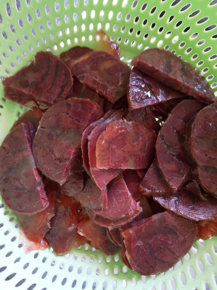 娃娃菜粉丝烩牛肉,<a style='color:red;display:inline-block;' href='/shicai/ 216'>牛肉</a>切片冲洗一下