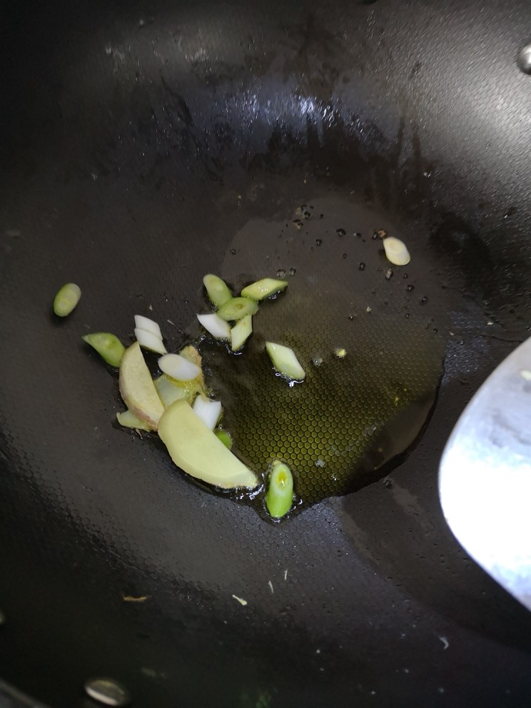 娃娃菜粉丝烩牛肉,倒油烧热,放入葱姜炒香