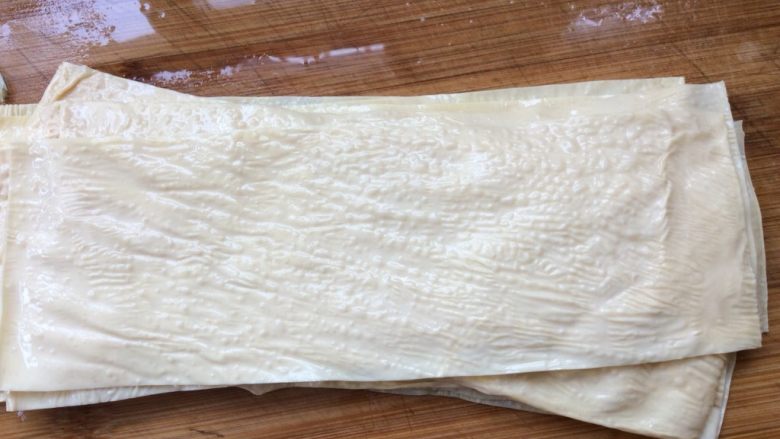 鱼肉卷中卷,豆皮泡好取出切成宽约7—8公分,长约20公分