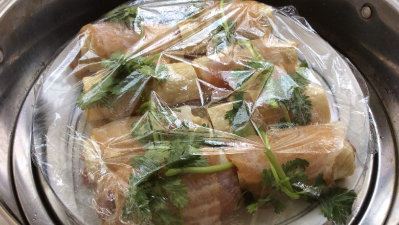 鱼肉卷中卷,全部做好后,上锅蒸,上汽后蒸15分钟即可出锅