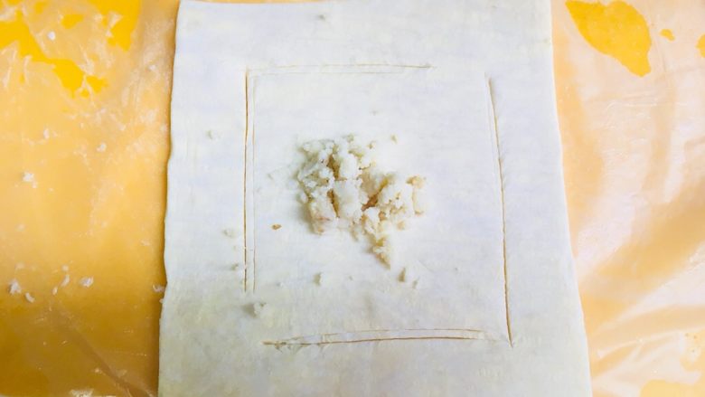 空气炸锅版-草莓酥皮,等到酥皮刚刚软一点的时候用刀如图所示切开,小伙伴们,要看清楚哦,左下角跟右上角是不连在一起的,只有左上角跟右下角是要切开的