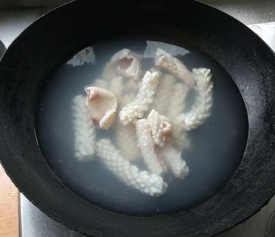 玉米笋炒鲜鱿,放沸水中焯水,待花纹张开捞出