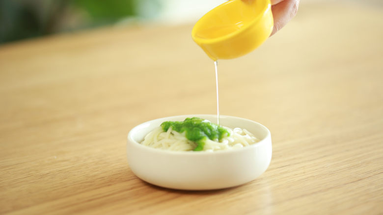 7m+青菜烂面条,淋上几滴核桃油,完成~