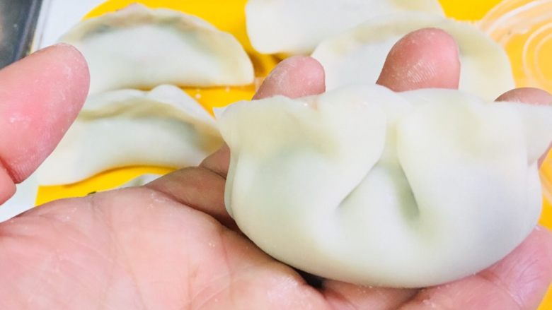 电饭锅版无油煎饺的包法,左边跟右边的方法一样,如果能对称,当然最好,如果不能对称,也不用纠结,捏完后面是这个形状