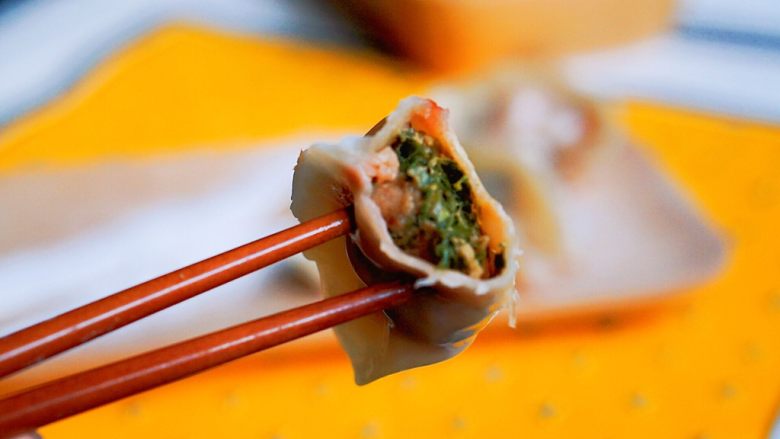 电饭锅版无油煎饺的包法,味道特别好,就是感觉有点红红的,下次用馅料的水和面就更好了