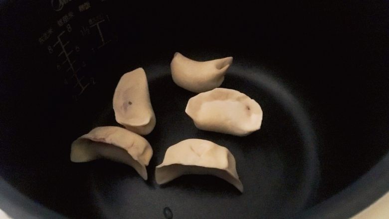 电饭锅版无油煎饺的包法,用电饭锅做煎饺,特别省油也省水,基本上只要一杯水