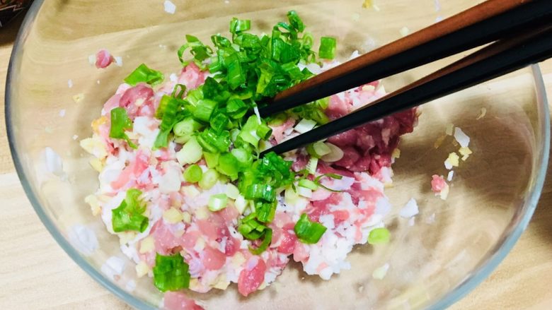 电饭锅版无油煎饺的包法,放入肉馅中(放入山药是为了让肉馅可以报团,没有山药可以放一个鸡蛋)