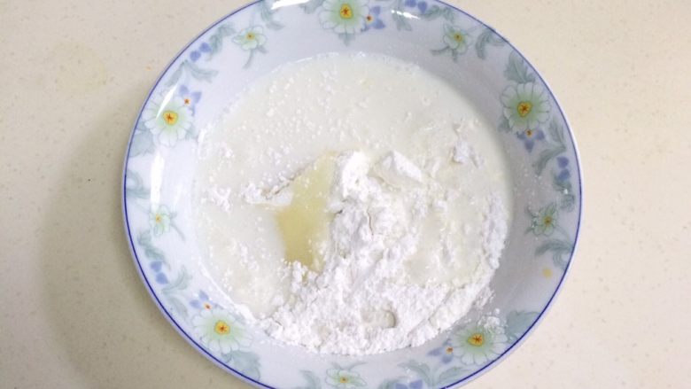 南瓜麻薯软欧包,趁面团发酵时,来制作下麻薯,除黄油以外的麻薯材料混合且搅拌均匀。