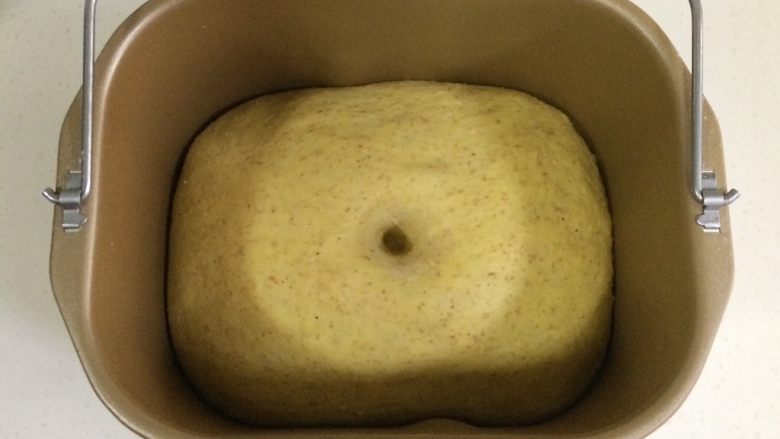 南瓜麻薯软欧包,面团发至2倍大,手指沾面粉戳孔,不塌陷不回弹即可。