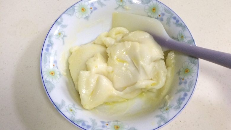 南瓜麻薯软欧包,蒸好后的麻薯趁热加入12克黄油,用刮刀搅拌均匀,待手能承受的热度时带一次性手套揉成光滑的团。