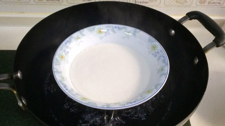 南瓜麻薯软欧包,上锅蒸10~12分钟至熟,表面凝固且没有液体即可。
