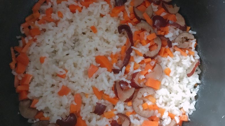 香甜红枣萝卜米饭,电饭锅蒸煮。