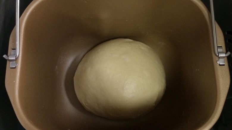 炼乳吐司(中种法),把面团整理好放在面包机桶内进行发酵。