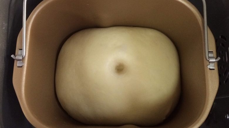 炼乳吐司(中种法),面团发至2~2.5倍大,手指沾面粉戳孔,不塌陷不回弹。