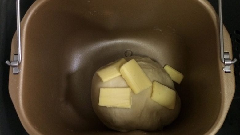 炼乳吐司(中种法),揉至15分钟,面团成型,加入黄油继续揉面。