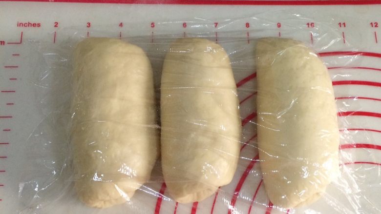 炼乳吐司(中种法),卷起来继续松弛15分钟。
