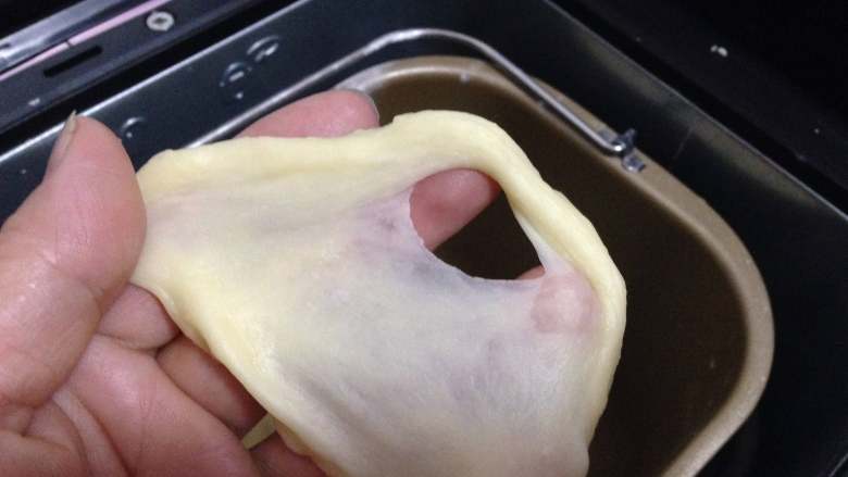 豆沙手撕包,面团揉好后,看一下面团的状态,有扩展性,可以撑出膜破口处呈现锯齿状态即可(不用完全扩展状态)