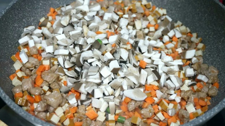 秘制千刀肉,将豆腐干胡萝卜倒入翻炒几下,再倒入平菇在锅中翻炒。