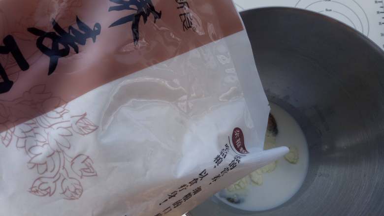 荞麦麻薯蛋黄面包,把主面团除<a style='color:red;display:inline-block;' href='/shicai/ 887'>黄油</a>和盐以外的其它材料与中种面团(中种面团用刮板切成小块)一起放入厨师机里揉。