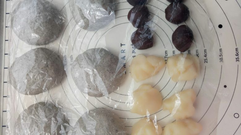 荞麦麻薯蛋黄面包,剩下的面团平均分成6份,揉圆盖保鲜膜松弛20分钟。麻薯和油豆沙都分成6份备用。
