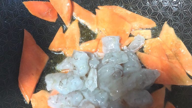 西兰花炒虾仁,加入虾仁,虾仁炒至变色