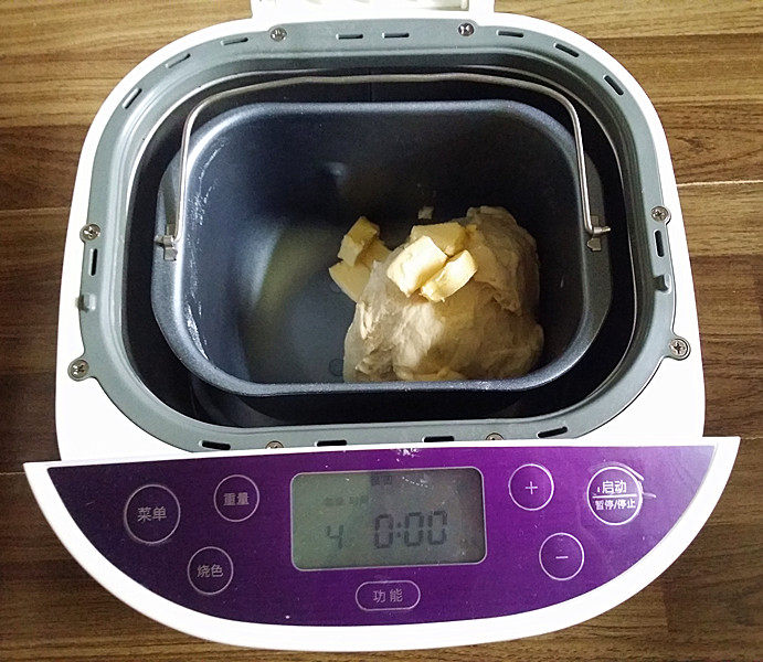香葱火腿芝士面包,揉至光滑后加入软化的黄油粒,继续揉至扩展