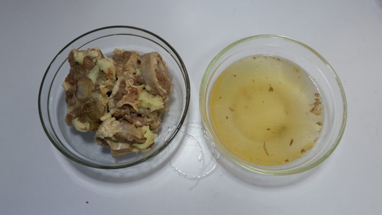 红焖牛尾,压好的牛尾取出,在取一大碗汤汁备用