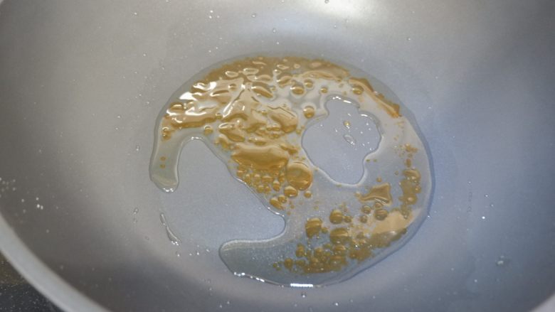 红焖牛尾,炒出糖色