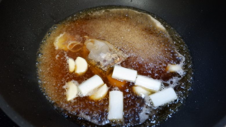 红焖牛尾,香料包、葱姜蒜,大火煮开
