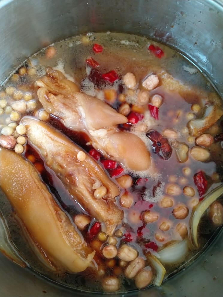 家庭版简易红烧猪蹄,加入适量的开水 没过猪蹄即可 放入提前泡好的黄豆、花生。高压锅上气后压30分钟即可,如果喜欢软糯一些的话可以延长5~10分钟。