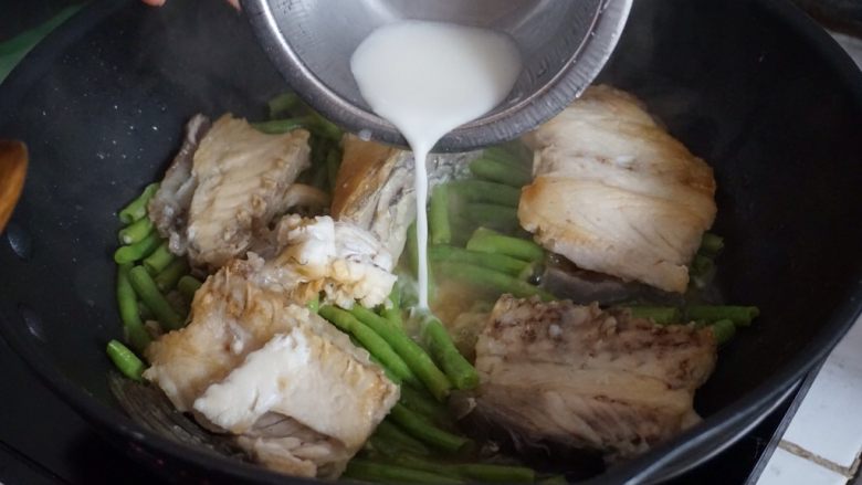 豆角焖鱼,焖煮10分钟后,用生粉兑水勾芡倒入。