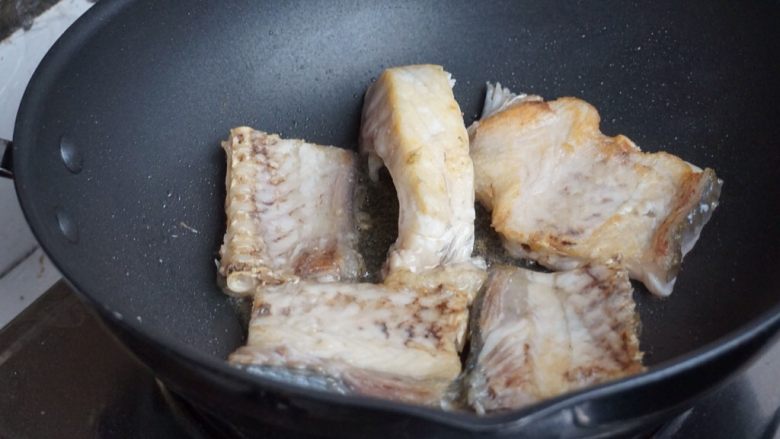 豆角焖鱼,两面煎至金黄,放入姜蒜。