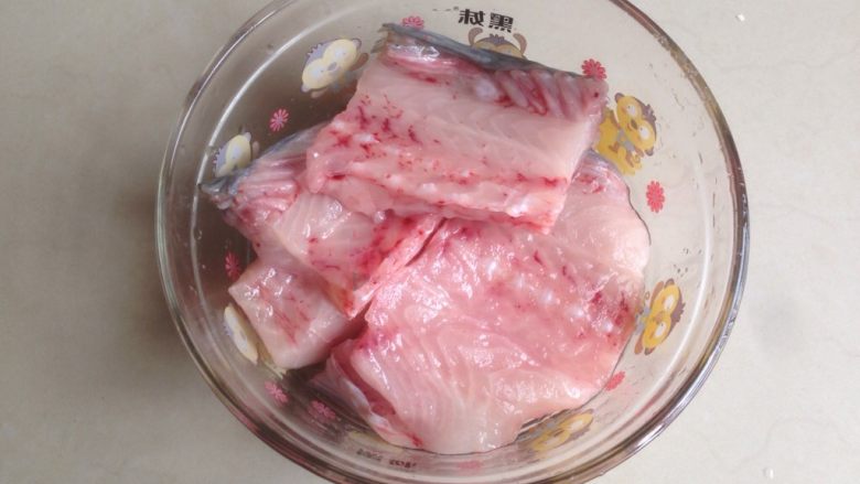 豆角焖鱼,鱼肉洗干净,用厨房纸吸干水分之后,再用盐腌15至20分钟左右。