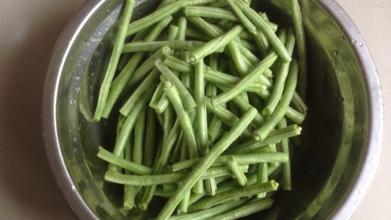 豆角焖鱼,<a style='color:red;display:inline-block;' href='/shicai/ 3639'>豆角</a>洗净,如果有虫眼部分要摘掉,掰成短段