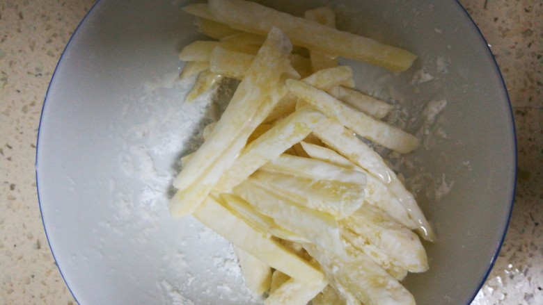 章鱼小香肠,浸泡好的马铃薯裹上生粉