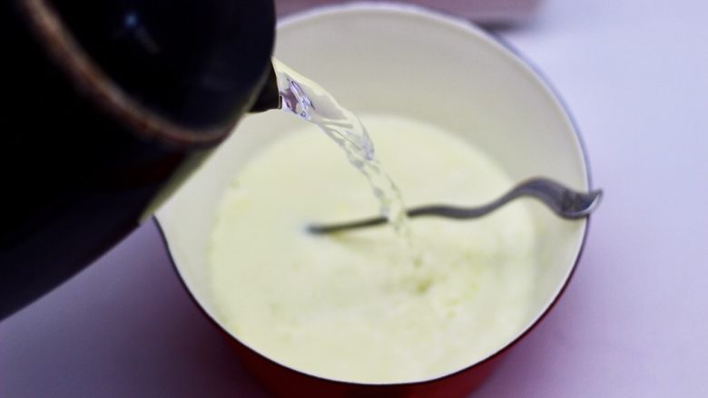 网红炒鲜果酸奶,在融化的奶粉里,倒入800克开水慢慢搅拌均匀