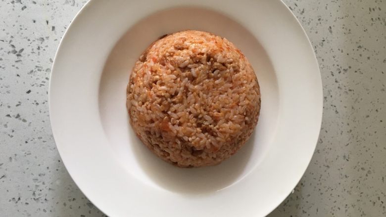 番茄肉沫饭,盖上一个大圆盘,翻过来。