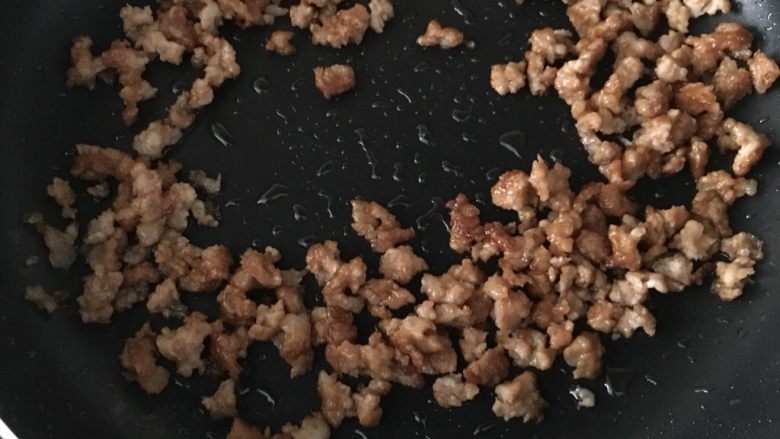 番茄肉沫饭,锅里放油,炒肉沫,炒散。然后盛出。