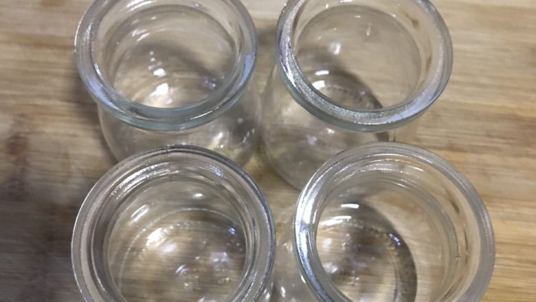 自制草莓果酱,捞出来控掉瓶子中的水分,瓶口朝上,瓶中残留的水蒸气会很快蒸发。(消毒这一步也可以提前完成)