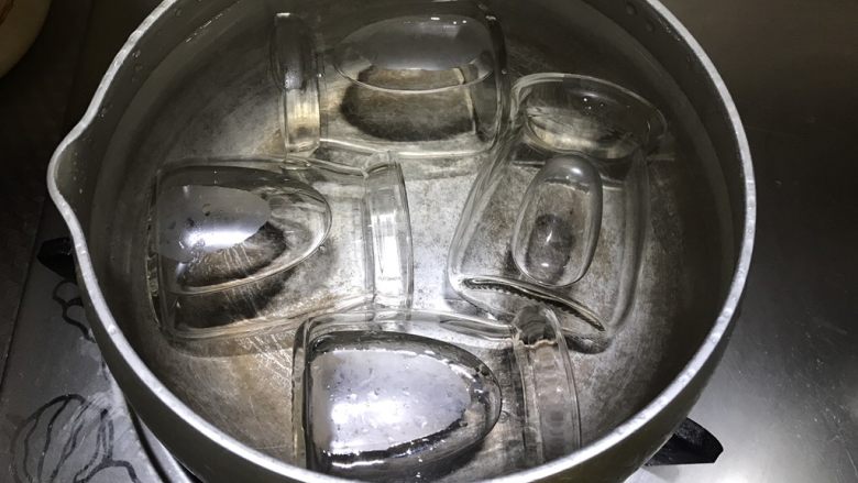 自制草莓果酱,腌制草莓期间,汤锅加水,放入装草莓的玻璃瓶。(一定要凉水放玻璃瓶,不然冷热交替容易裂)