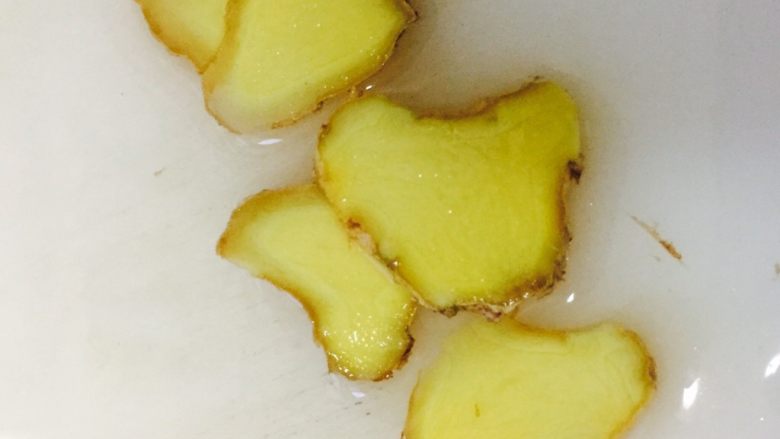 烤鸡翅,姜切片