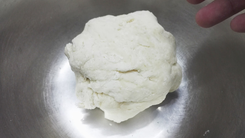 好吃绵软又有嚼劲的奶香手工馒头,揉到成团,盆里光光,就可以把面团拿出来放在桌面揉了~放盆里是为了不弄的到处都是面粉,但毕竟盆里用力范围比较局限,还是在桌面最能施展你的力气
