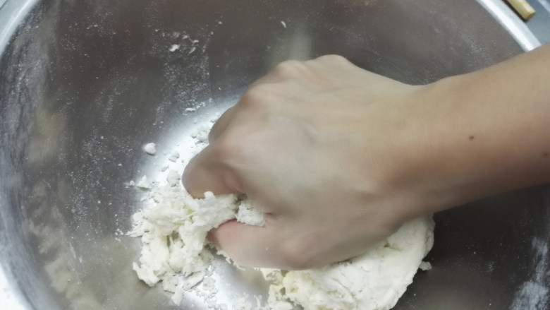 好吃绵软又有嚼劲的奶香手工馒头,这时候就可以上手揉了,刚开始会感觉比较干,用力揉
