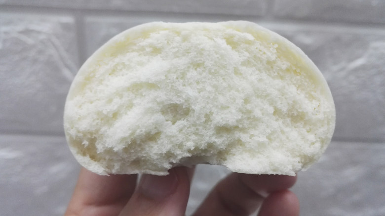 好吃绵软又有嚼劲的奶香手工馒头,松软的馒头就好了,热吃软乎乎的。拍个撕开的里面的图。