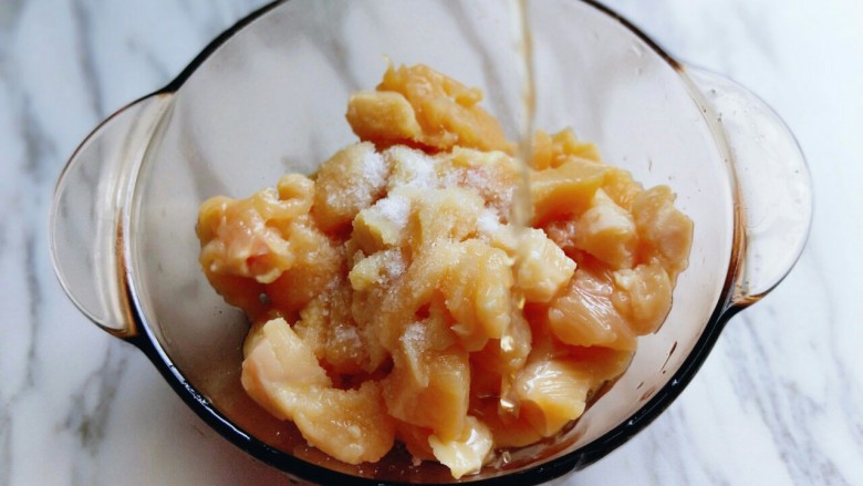了不起的小番茄+茄汁鸡肉丁,再加入<a style='color:red;display:inline-block;' href='/shicai/ 718'>料酒</a>,抓拌均匀,腌制15分钟。