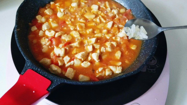 了不起的小番茄+茄汁鸡肉丁,加入<a style='color:red;display:inline-block;' href='/shicai/ 866'>冰糖</a>。